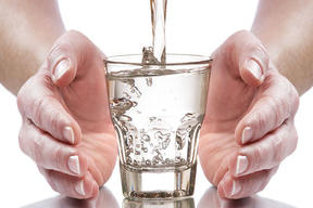 چرا باید به مقدار کافی آب بنوشیم؟