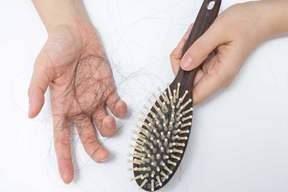 چگونه عوامل ریزش مو را بشناسیم، علل و درمان آن
