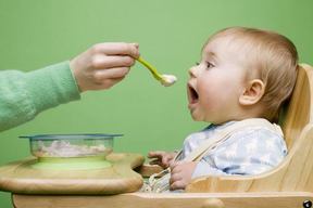 نحوه صحیح شروع غذای کمکی برای نوزاد