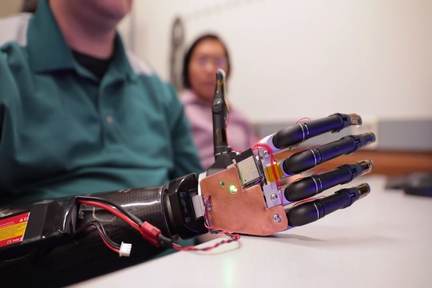 ساخت دست رباتیکی که با ذهن قابل کنترل است