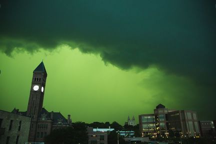 درکو، طوفانی سهمگین که روز گذشته آسمان ایالات متحده را سبز رنگ کرد