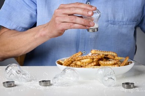 پژوهشگران: اضافه کردن نمک به غذای پخته شده، احتمال مرگ زودرس را افزایش می‌دهد