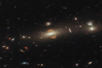 تصویر هفته هابل: عکس آینه‌ای کهکشان در لنز گرانشی