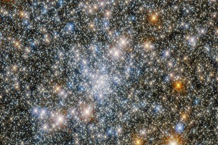 عکس هابل از خوشه کروی مملو از ستاره در مرکز راه شیری