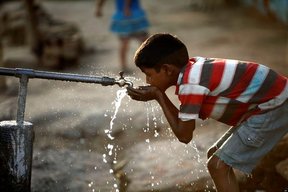 مسمومیت با آب چگونه اتفاق می‌افتد/ خطر مرگ بر اثر کم آبی