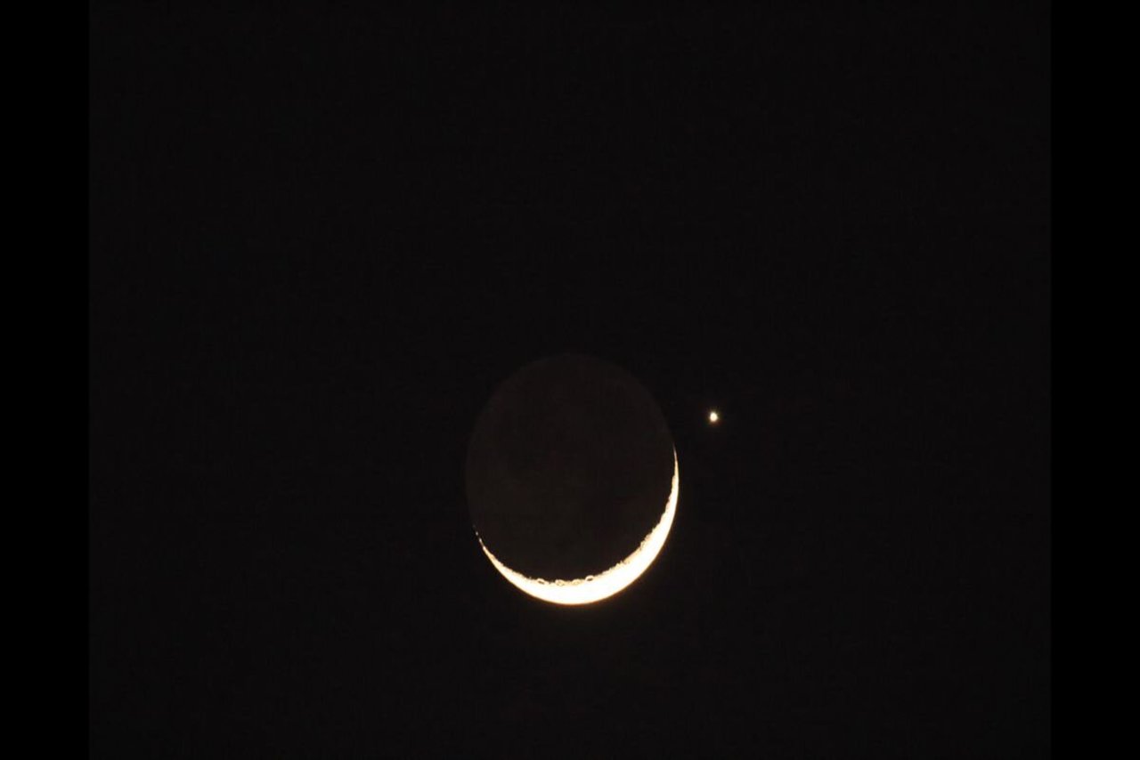لبخند تماشایی ماه به ناهید در آسمان شب/ عکس
