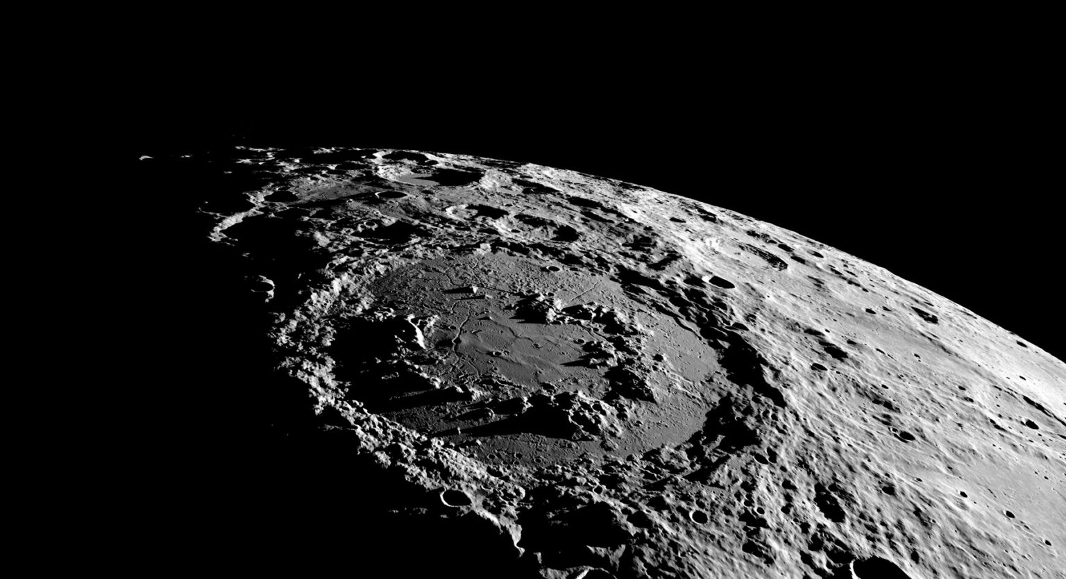  گزارش جدید ناسا به این سوال پاسخ می‌دهد: زیر سطح ماه دقیقا چه خبر است؟ 