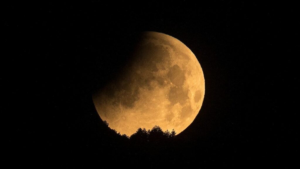 فردا شب به آسمان نگاه کنید؛ ماه گرفتگی 6آبان ماه را از دست ندهید!/ عکس