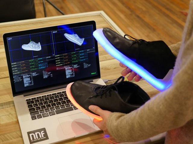 راه اندازی کسب و کار با تولید کفش های هوشمند