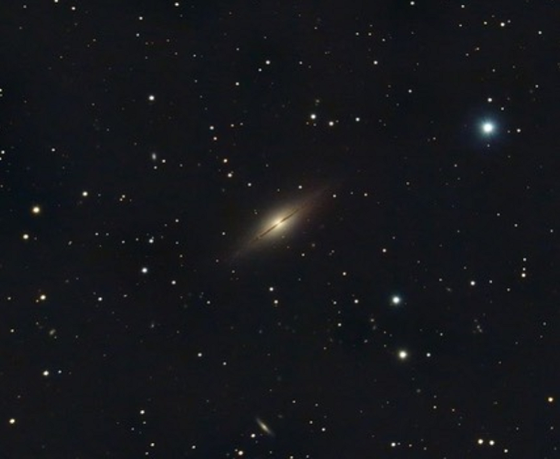  تلسکوپ هابل و کهکشان سامبررو کوچک 